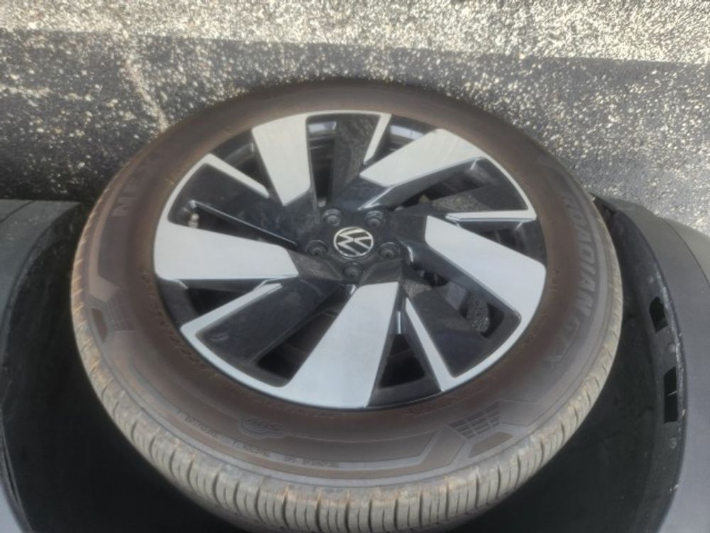 2025 Volkswagen Atlas Cross Sport 2.0T SE w/Technology