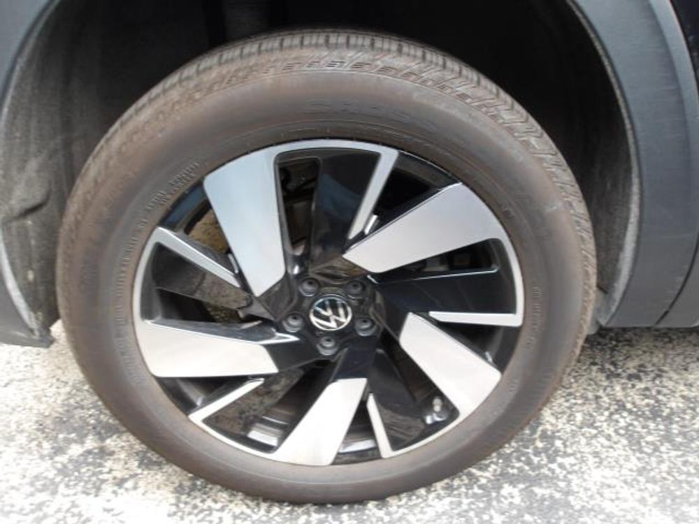 2025 Volkswagen Atlas Cross Sport 2.0T SE w/Technology