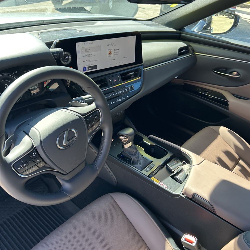 2025 Lexus ES 300h Base