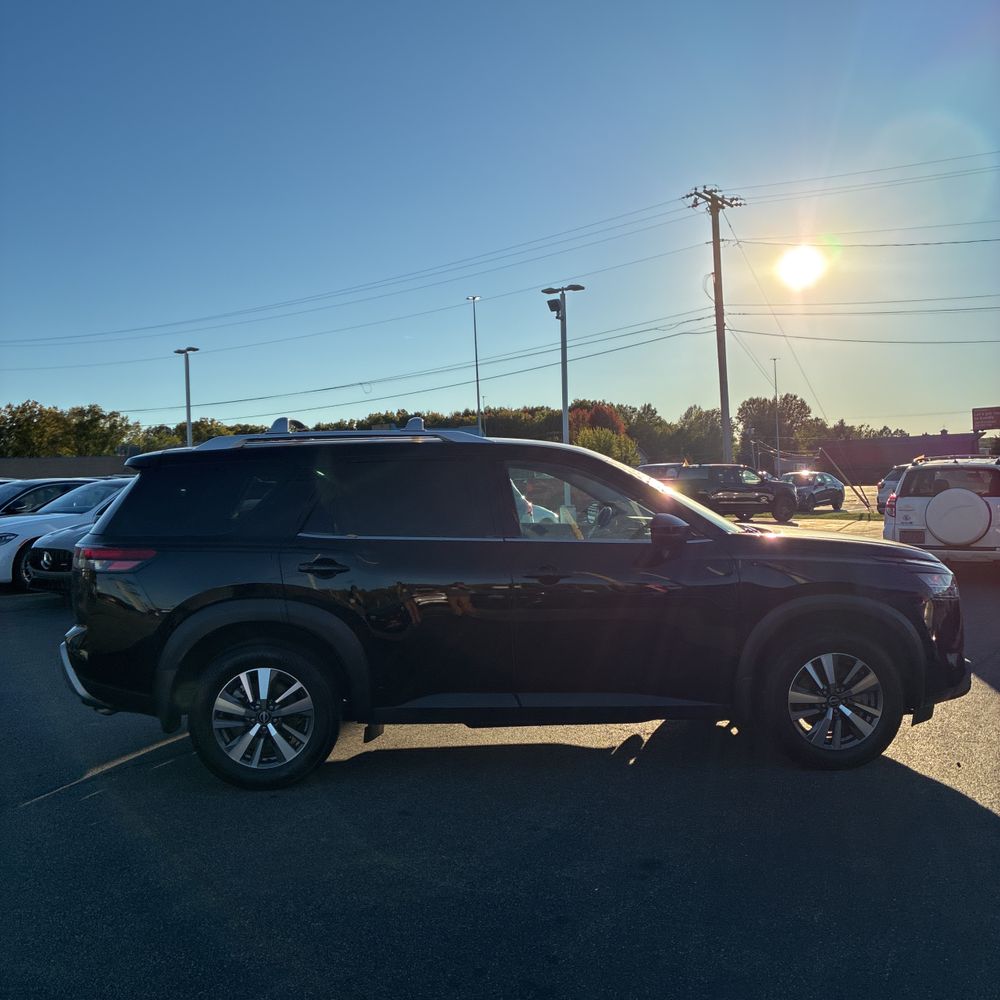 2024 Nissan Pathfinder SL