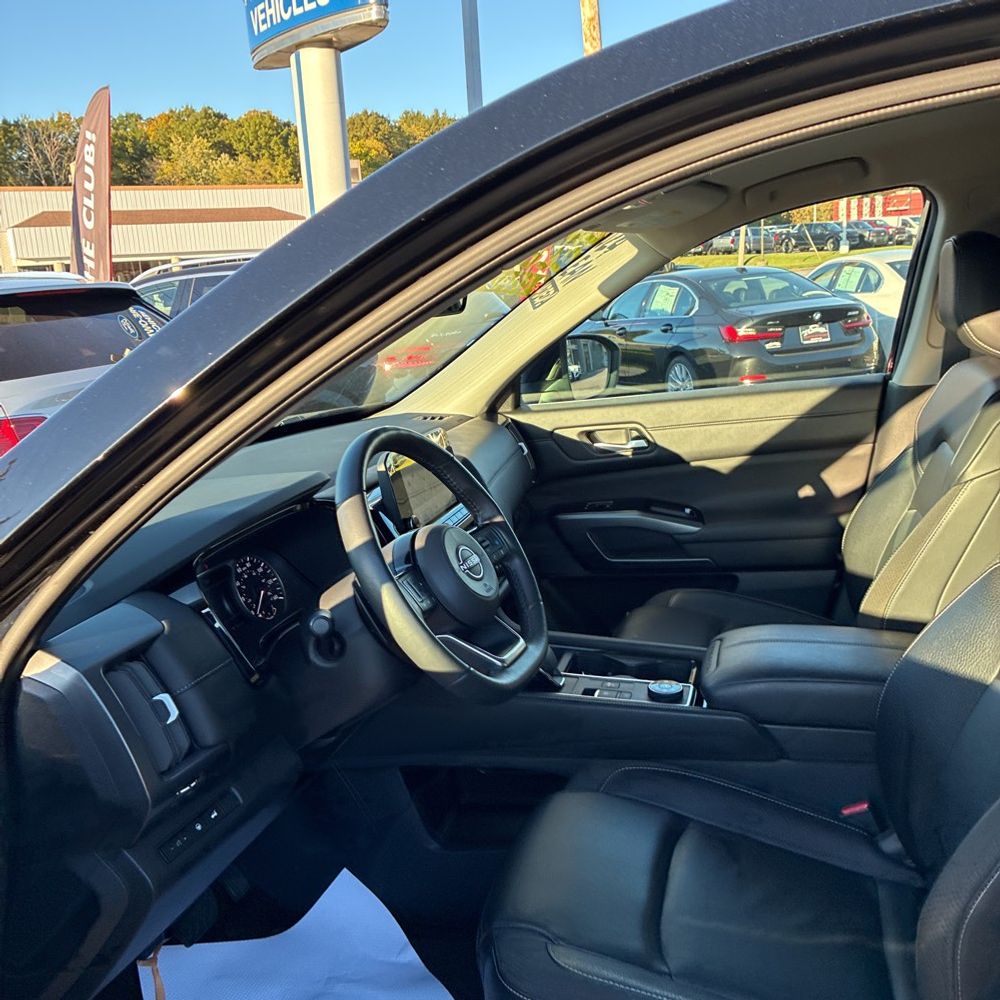 2024 Nissan Pathfinder SL
