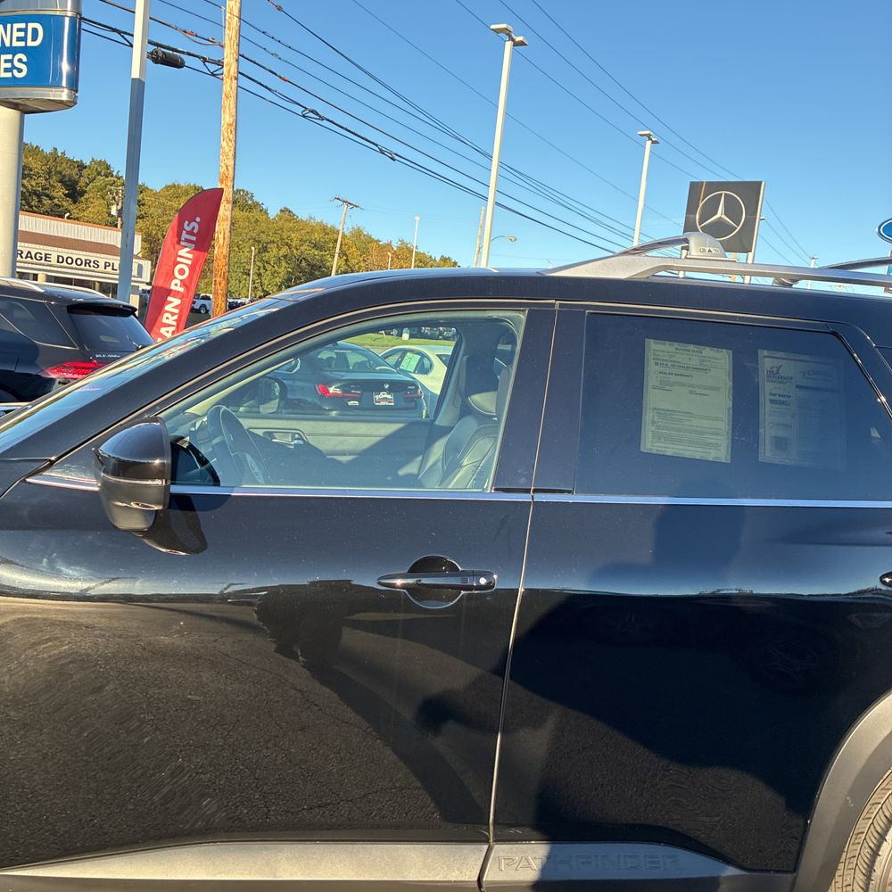 2024 Nissan Pathfinder SL