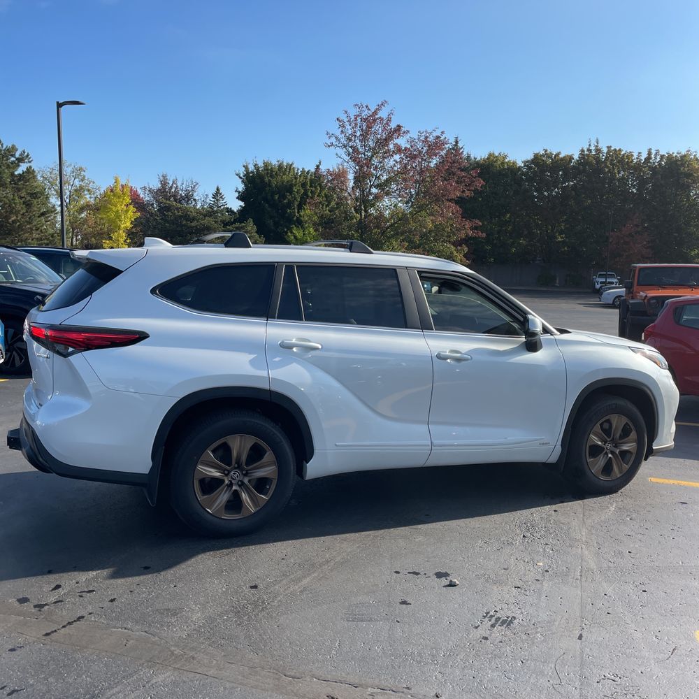 2023 Toyota Highlander Hybrid Bronze Edition