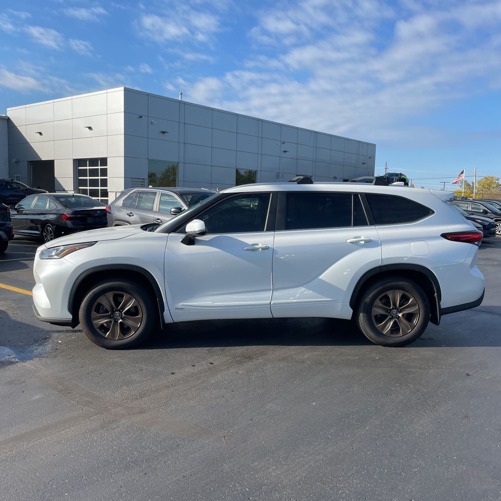2023 Toyota Highlander Hybrid Bronze Edition