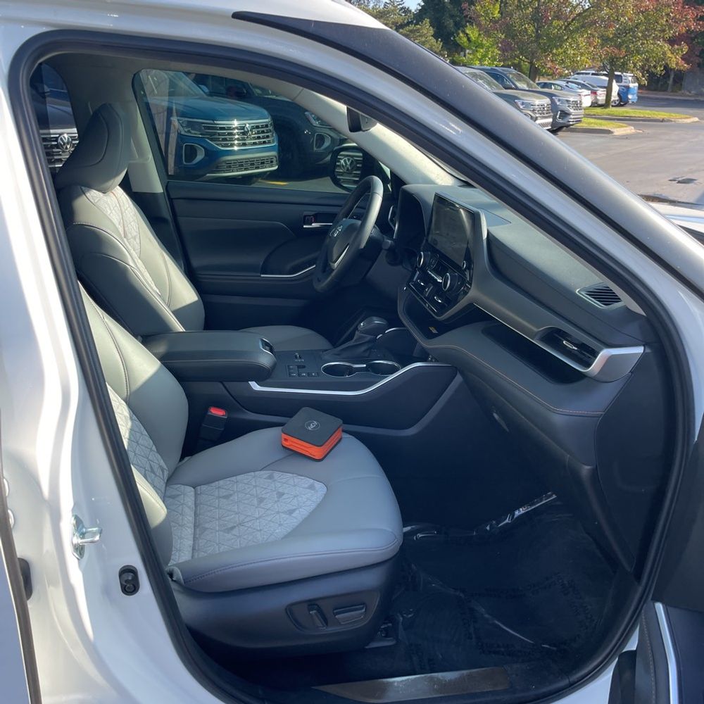 2023 Toyota Highlander Hybrid Bronze Edition