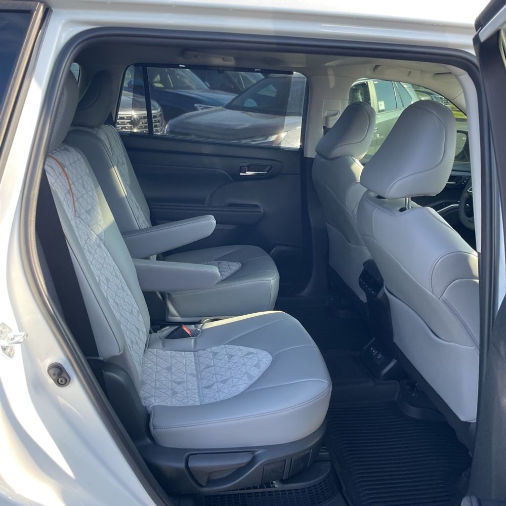 2023 Toyota Highlander Hybrid Bronze Edition