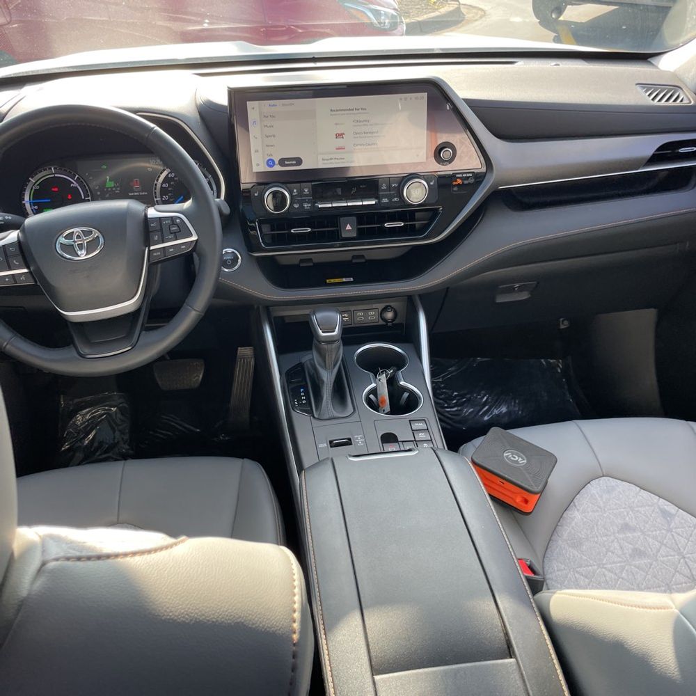 2023 Toyota Highlander Hybrid Bronze Edition
