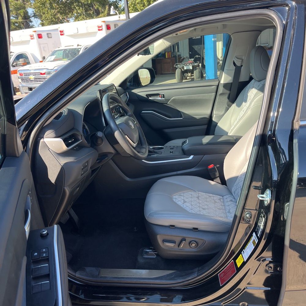 2023 Toyota Highlander Hybrid Bronze Edition