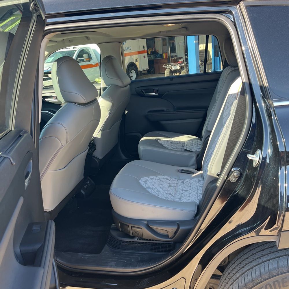 2023 Toyota Highlander Hybrid Bronze Edition