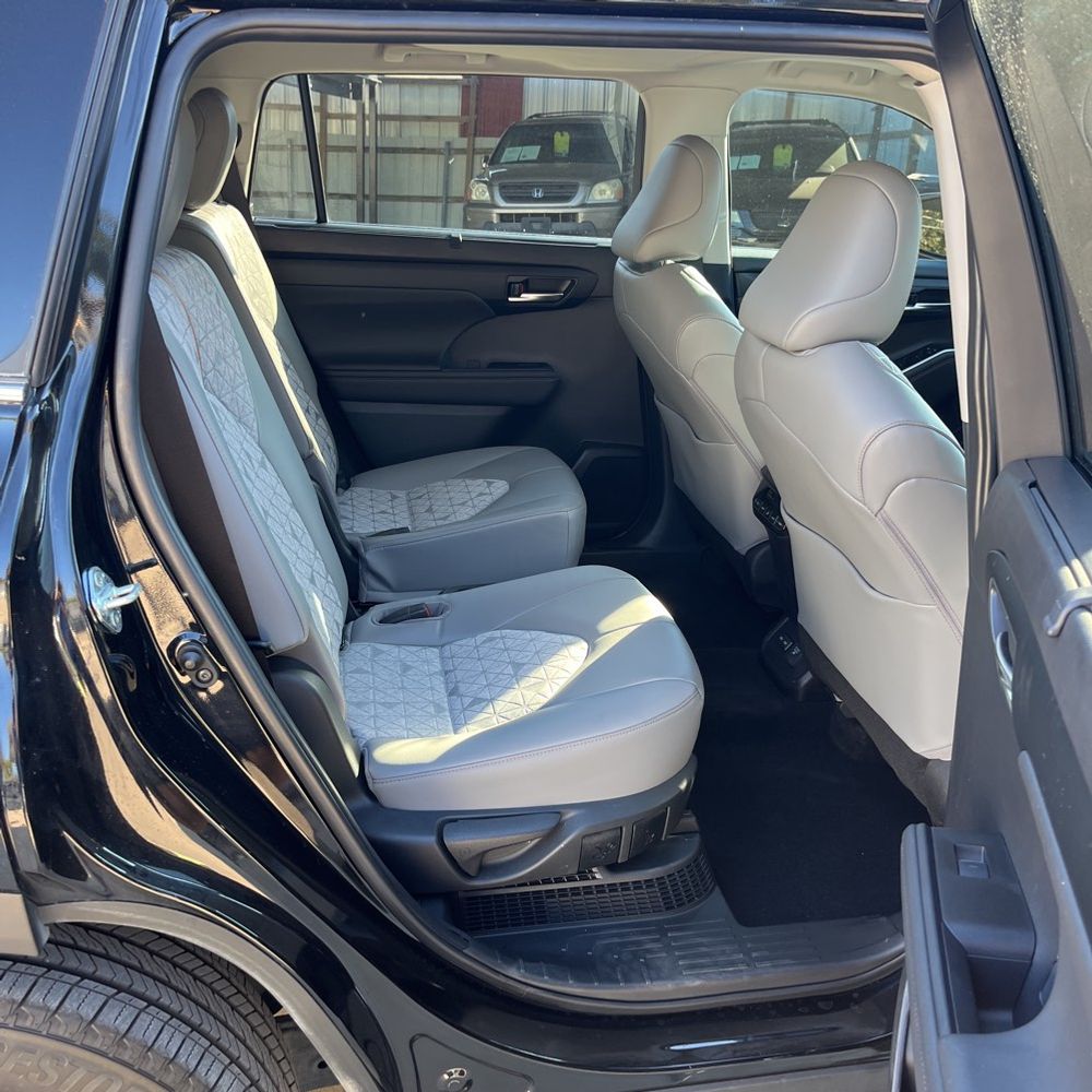 2023 Toyota Highlander Hybrid Bronze Edition