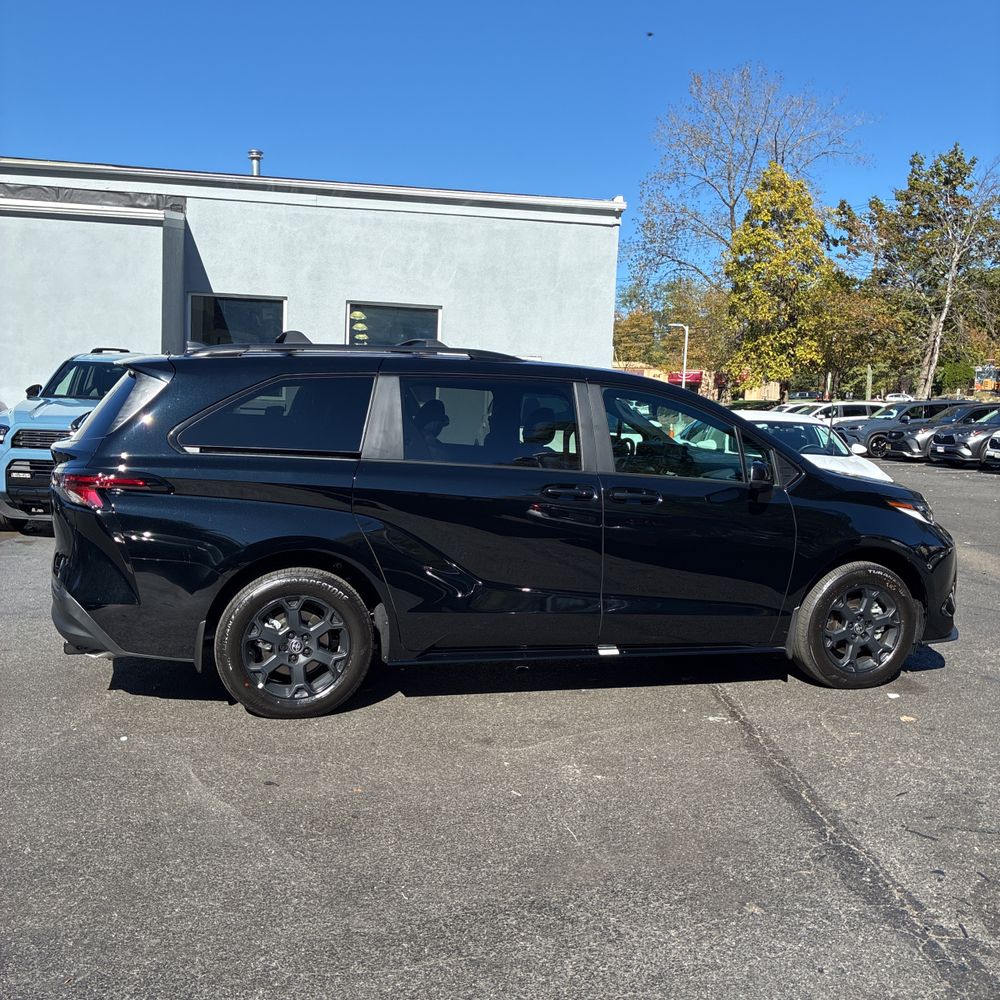 2025 Toyota Sienna Woodland Edition