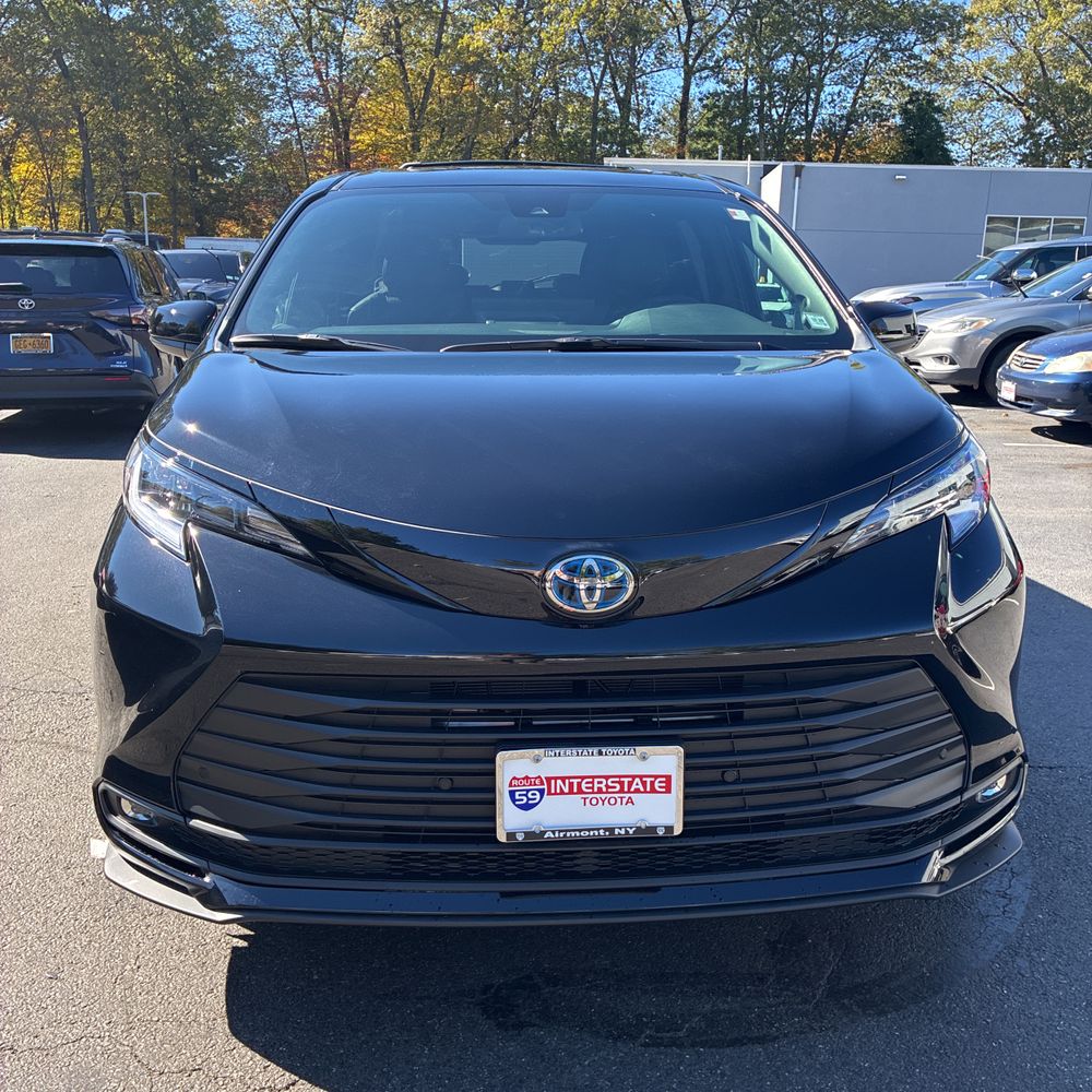 2025 Toyota Sienna Woodland Edition