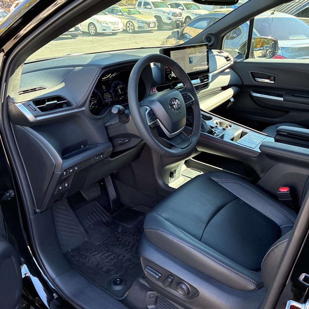 2025 Toyota Sienna Woodland Edition