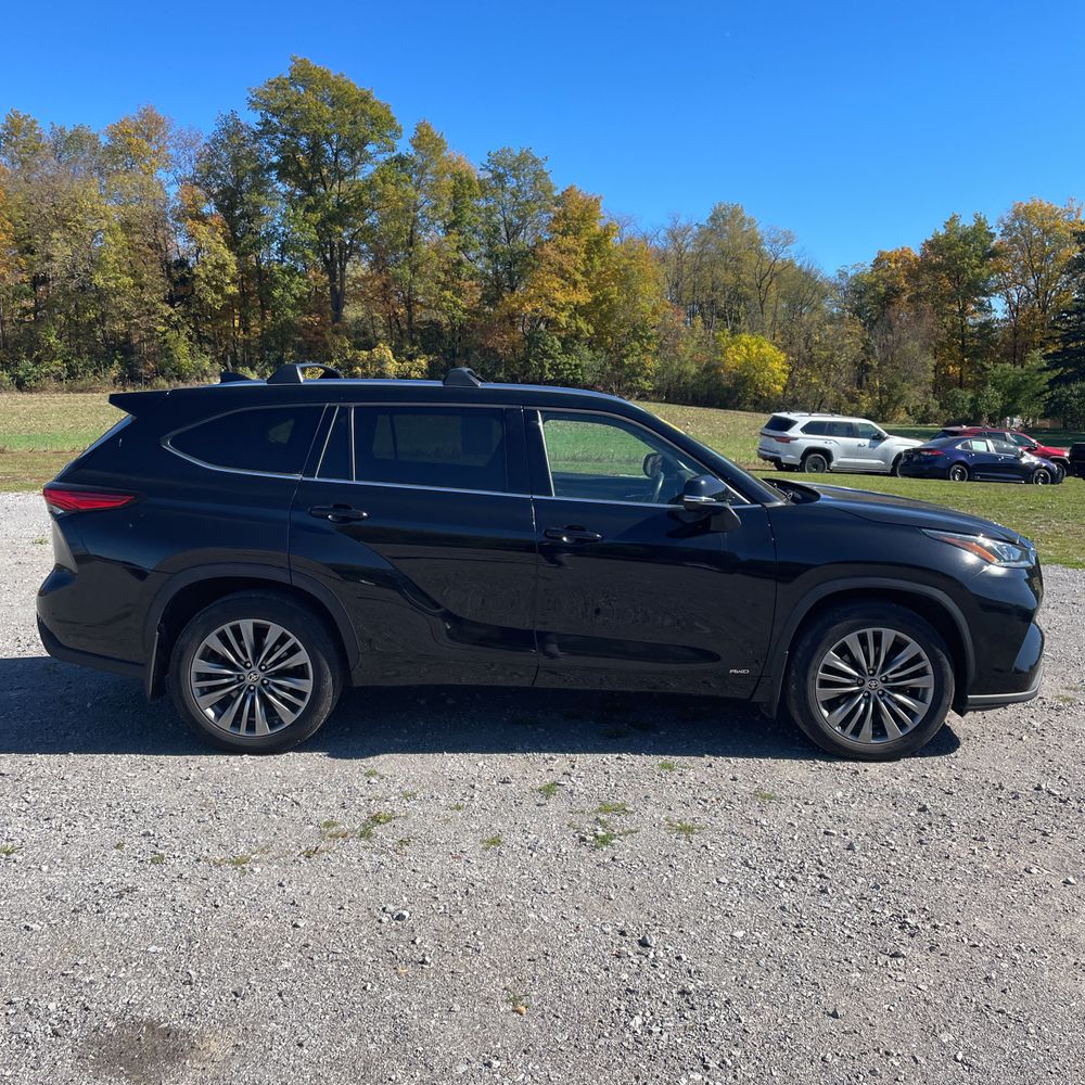 2022 Toyota Highlander Hybrid Platinum