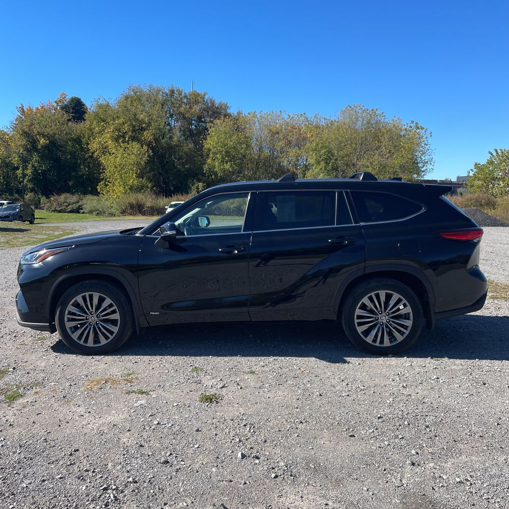 2022 Toyota Highlander Hybrid Platinum