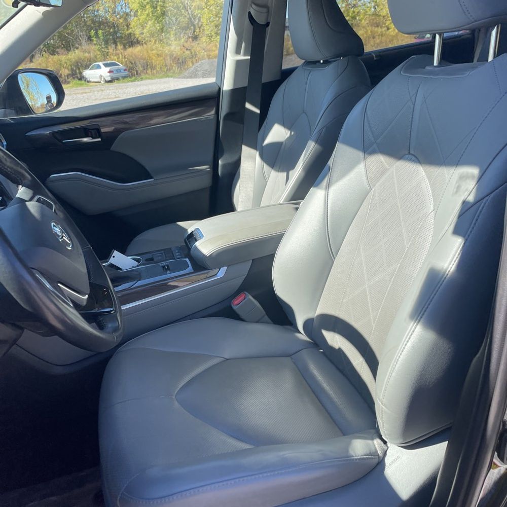 2022 Toyota Highlander Hybrid Platinum