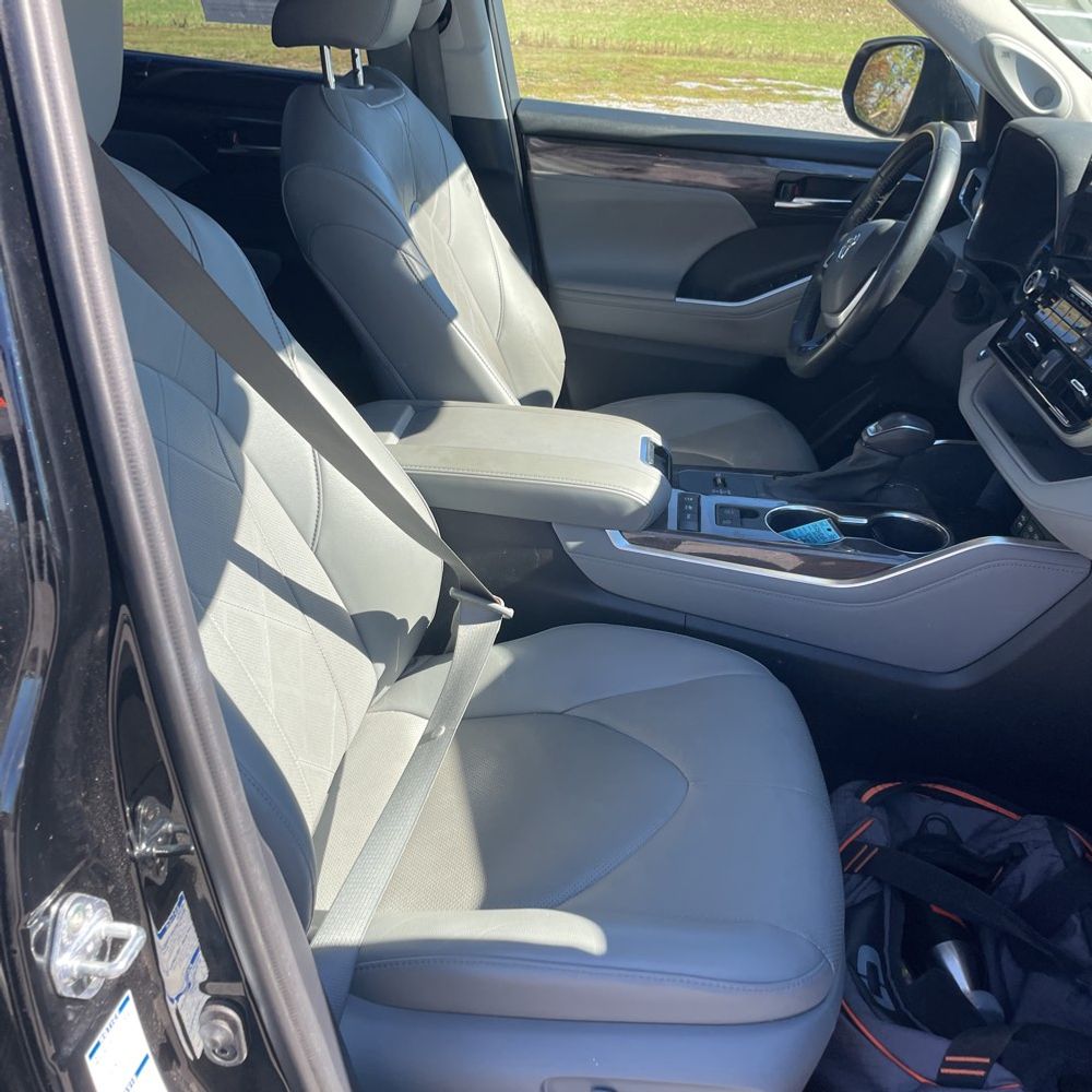 2022 Toyota Highlander Hybrid Platinum