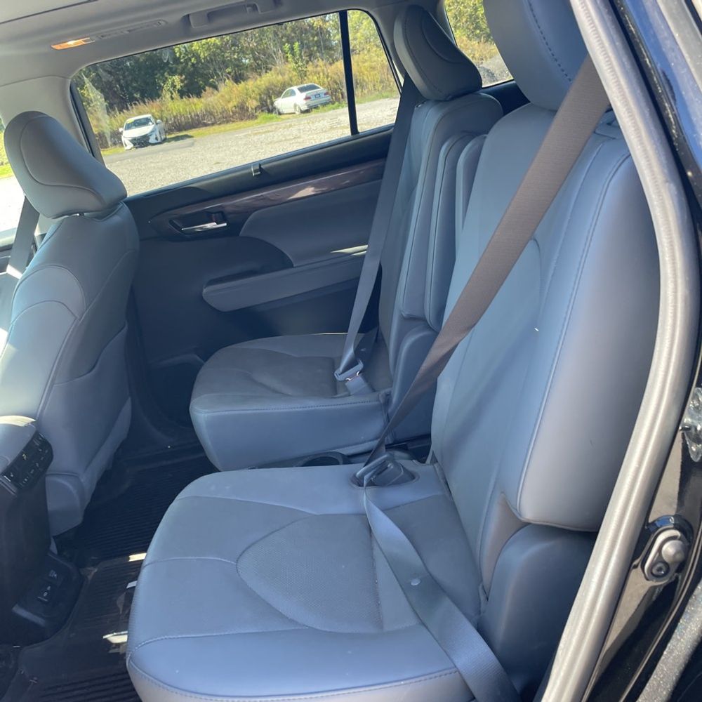 2022 Toyota Highlander Hybrid Platinum