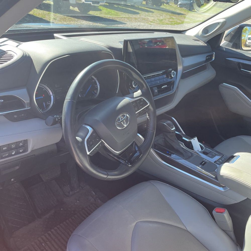 2022 Toyota Highlander Hybrid Platinum