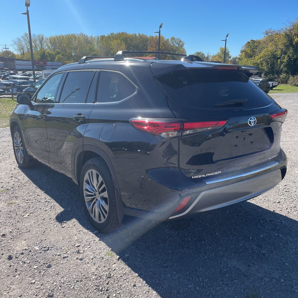 2022 Toyota Highlander Hybrid Platinum
