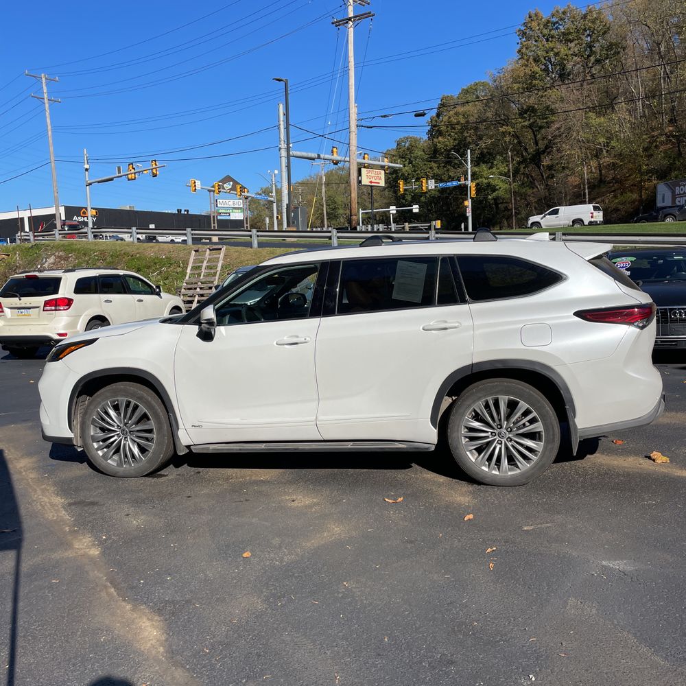 2023 Toyota Highlander Hybrid Platinum