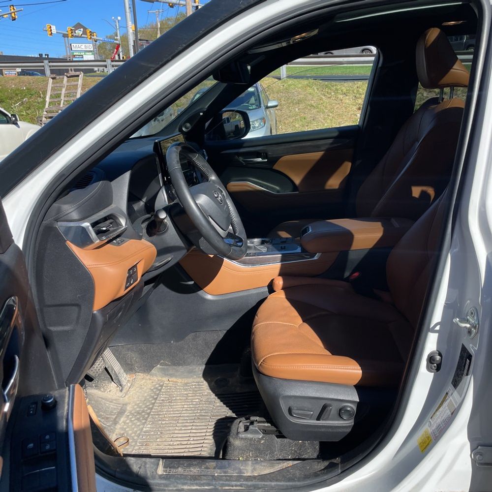2023 Toyota Highlander Hybrid Platinum