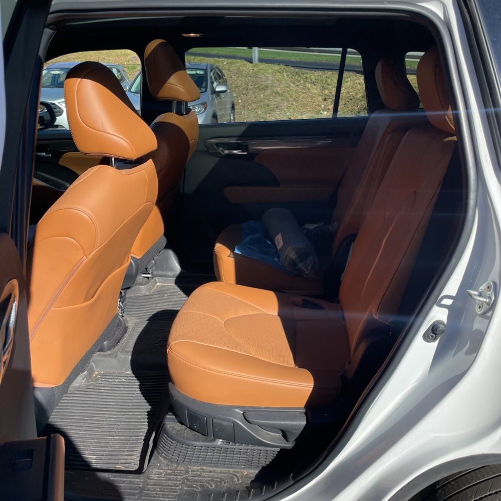 2023 Toyota Highlander Hybrid Platinum
