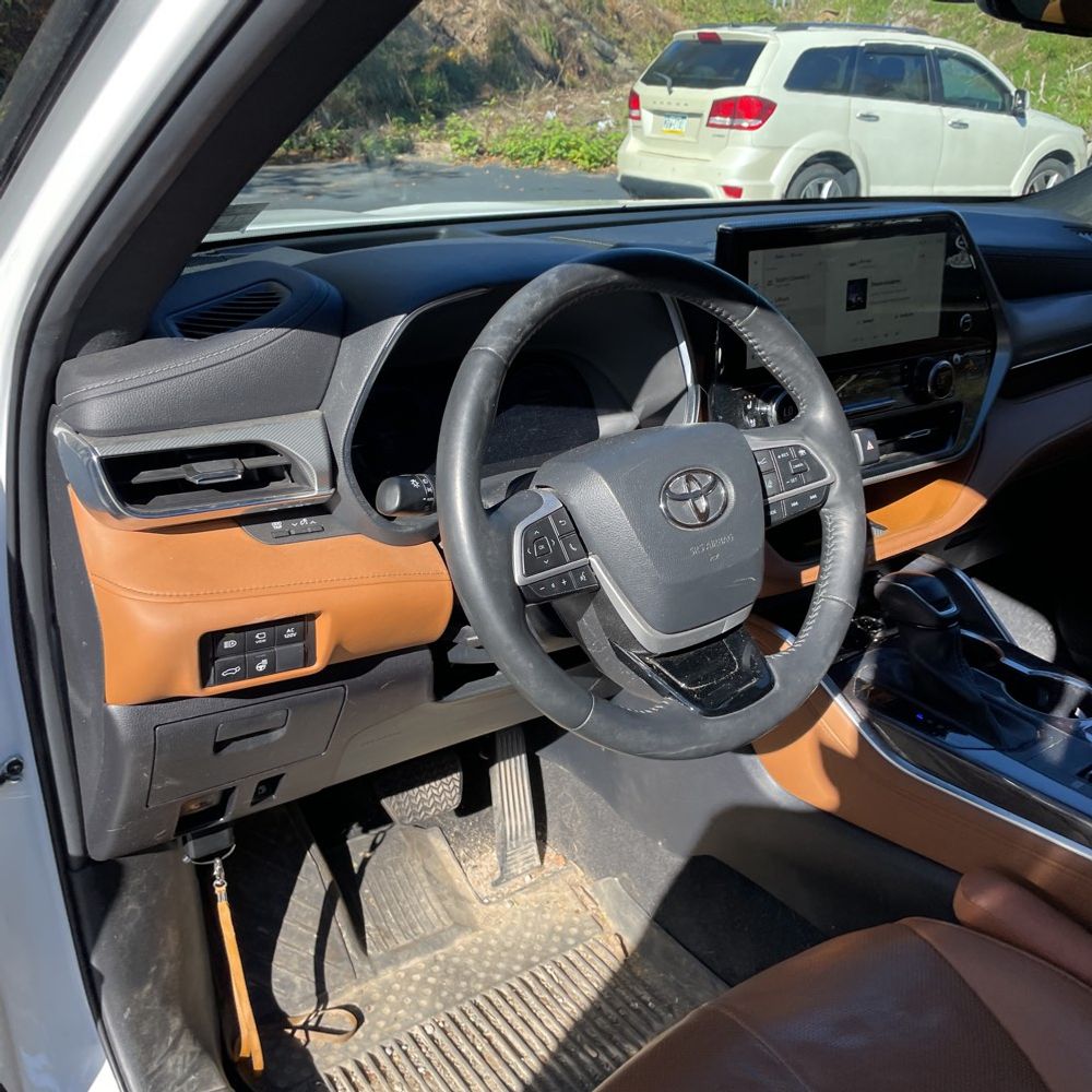 2023 Toyota Highlander Hybrid Platinum