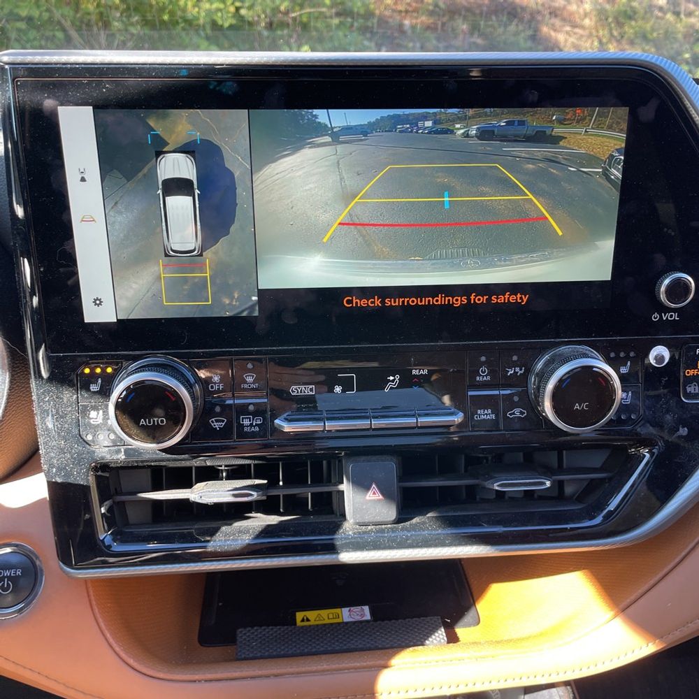 2023 Toyota Highlander Hybrid Platinum