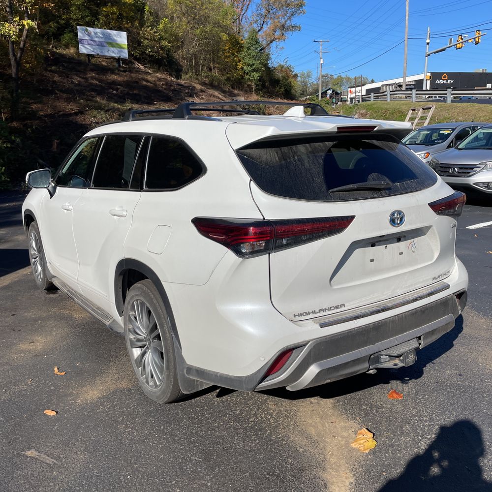 2023 Toyota Highlander Hybrid Platinum