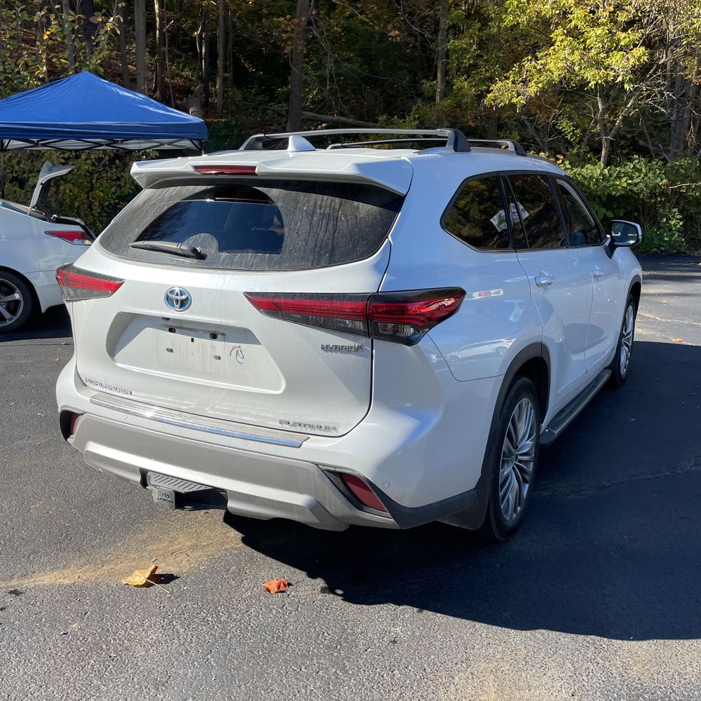 2023 Toyota Highlander Hybrid Platinum