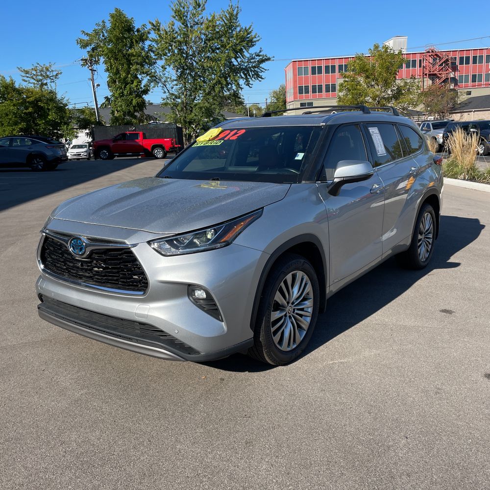 2022 Toyota Highlander Hybrid Platinum