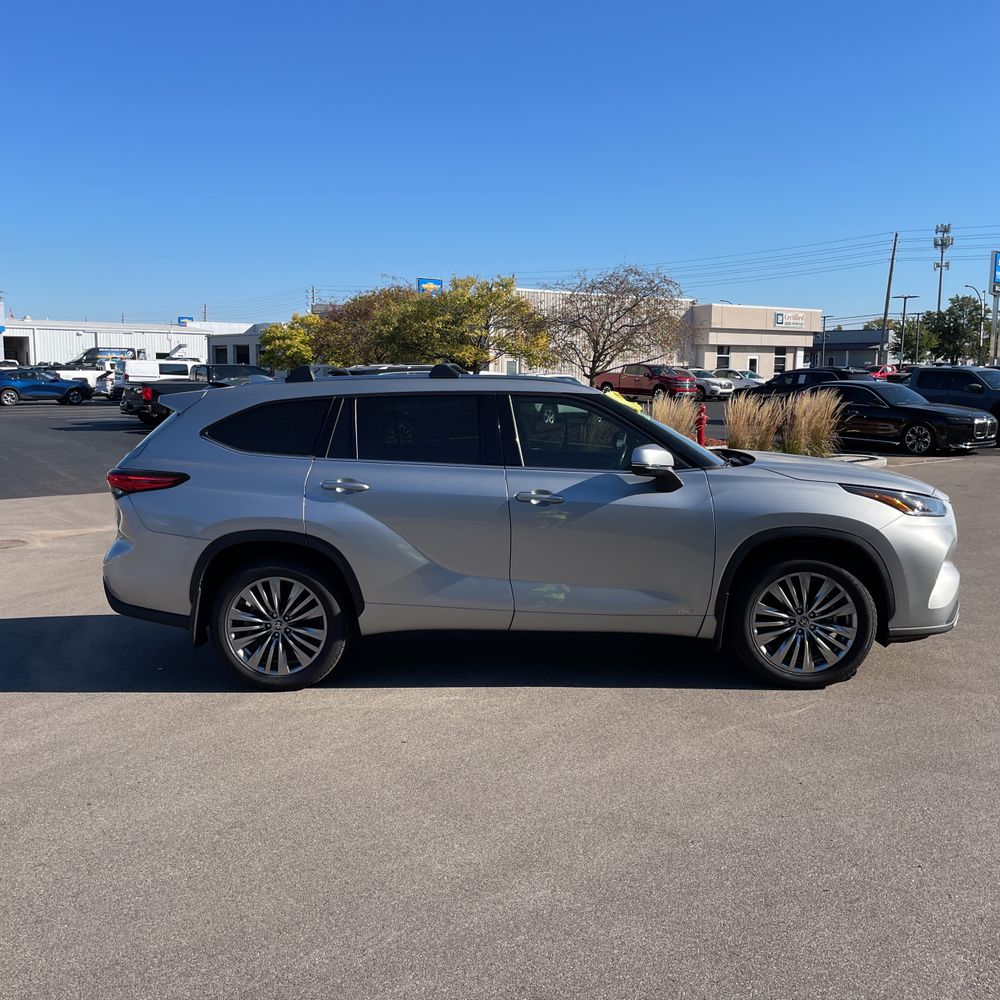 2022 Toyota Highlander Hybrid Platinum