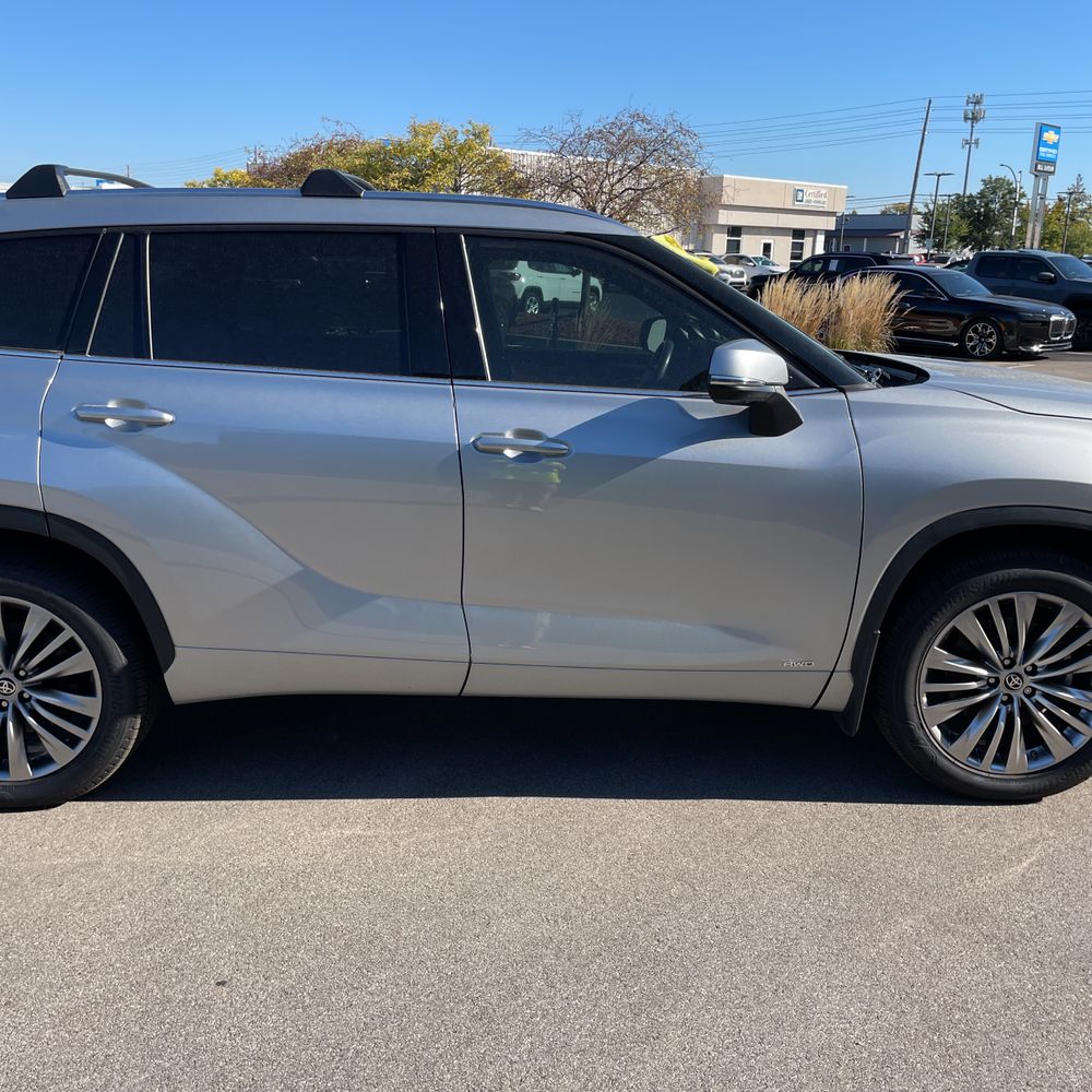 2022 Toyota Highlander Hybrid Platinum