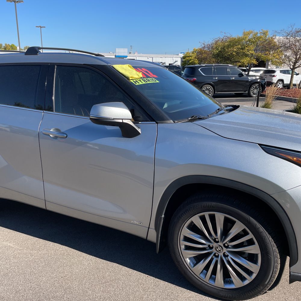 2022 Toyota Highlander Hybrid Platinum