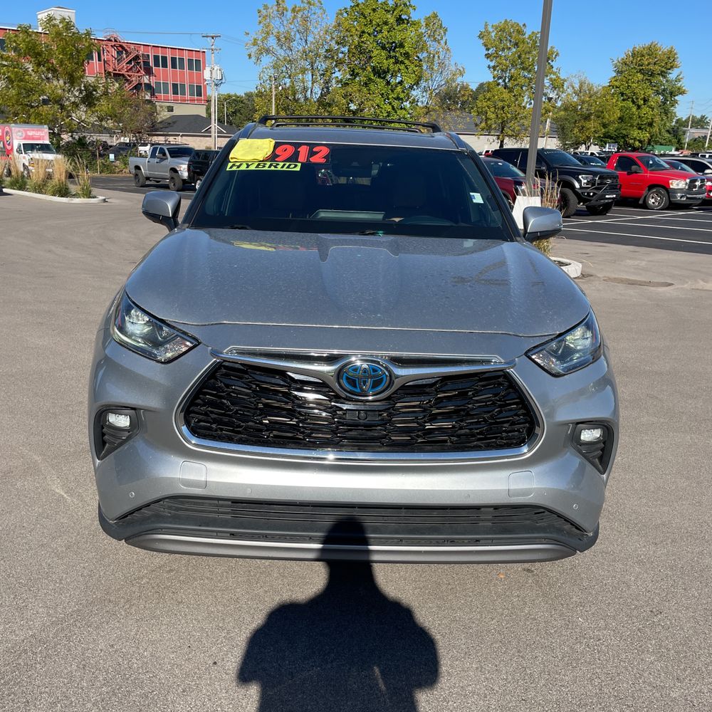 2022 Toyota Highlander Hybrid Platinum