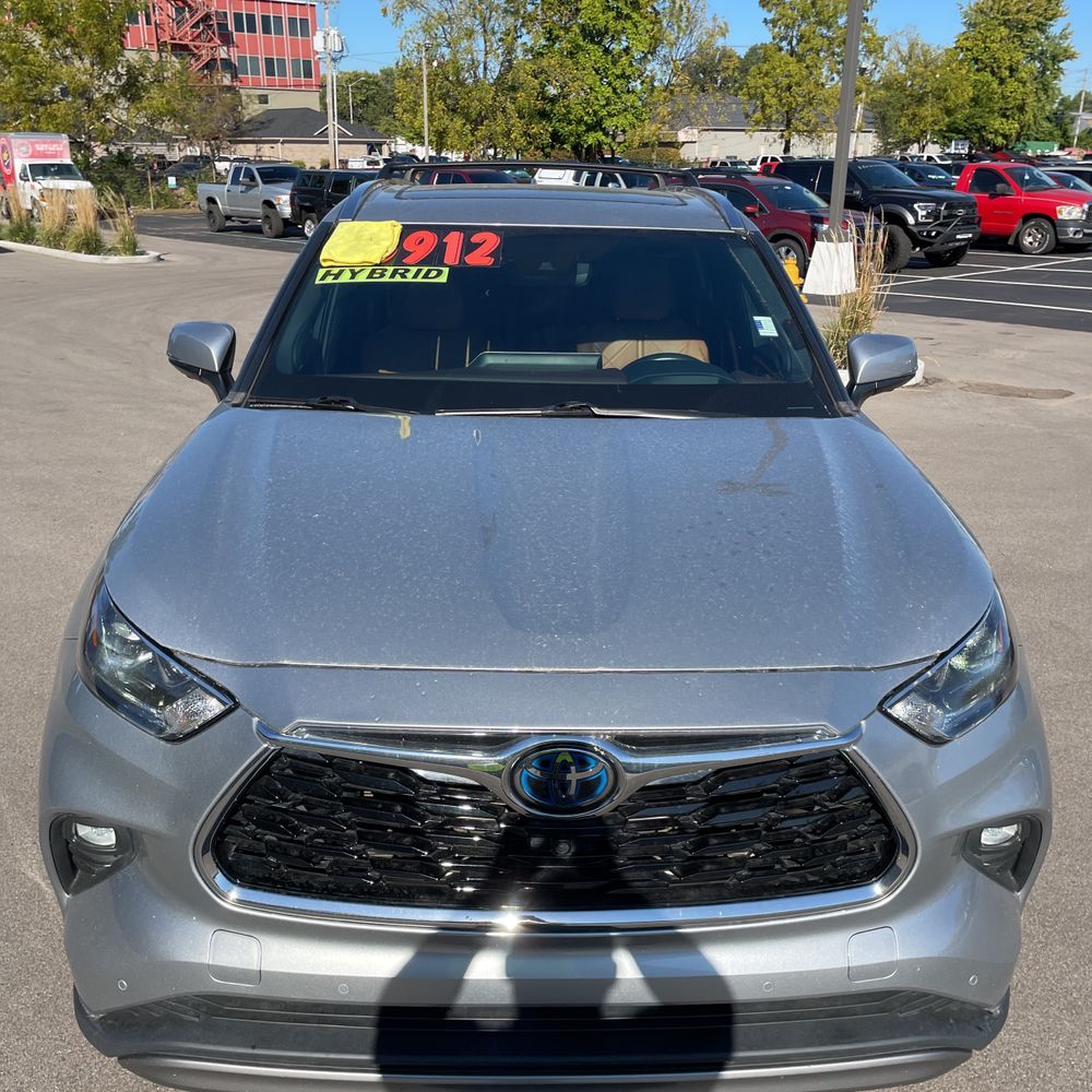2022 Toyota Highlander Hybrid Platinum