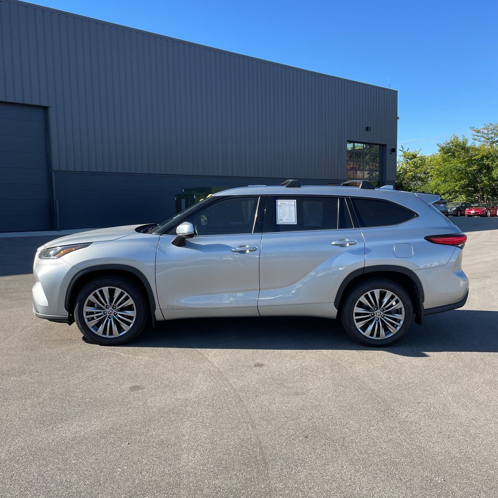 2022 Toyota Highlander Hybrid Platinum