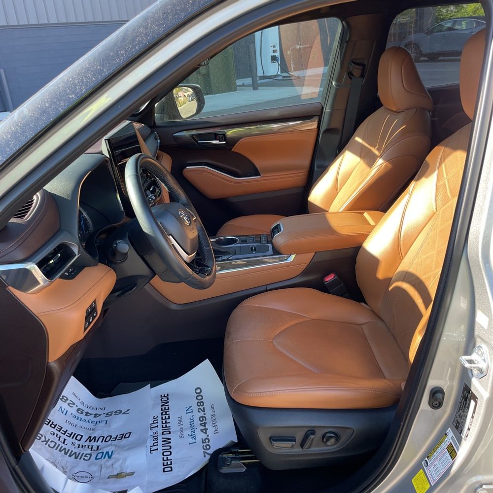 2022 Toyota Highlander Hybrid Platinum