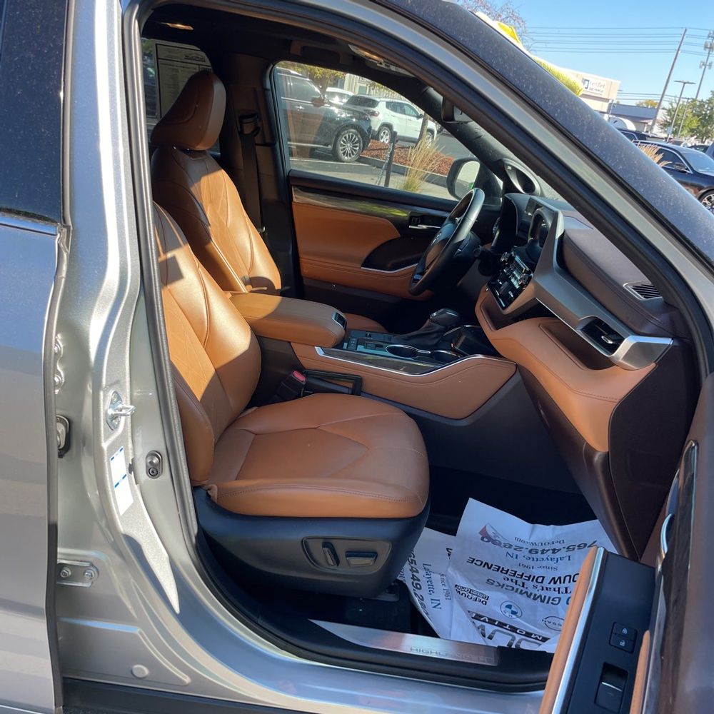 2022 Toyota Highlander Hybrid Platinum