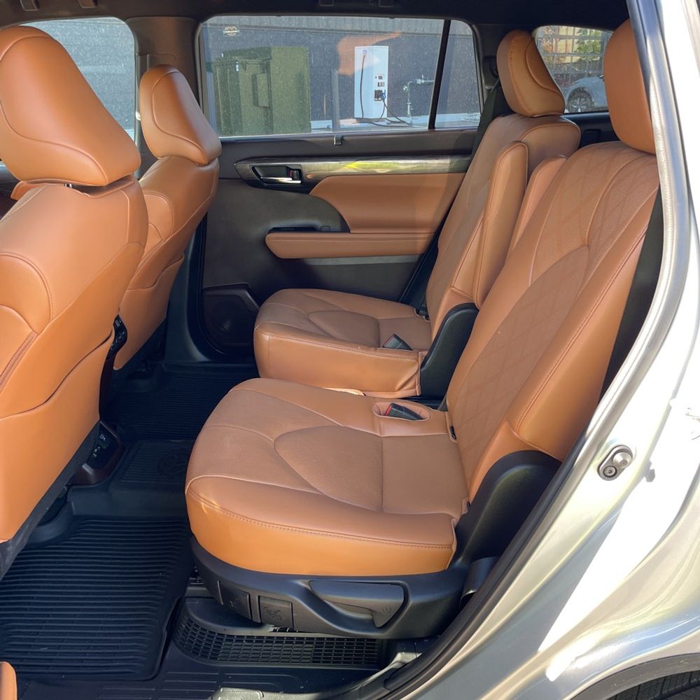 2022 Toyota Highlander Hybrid Platinum