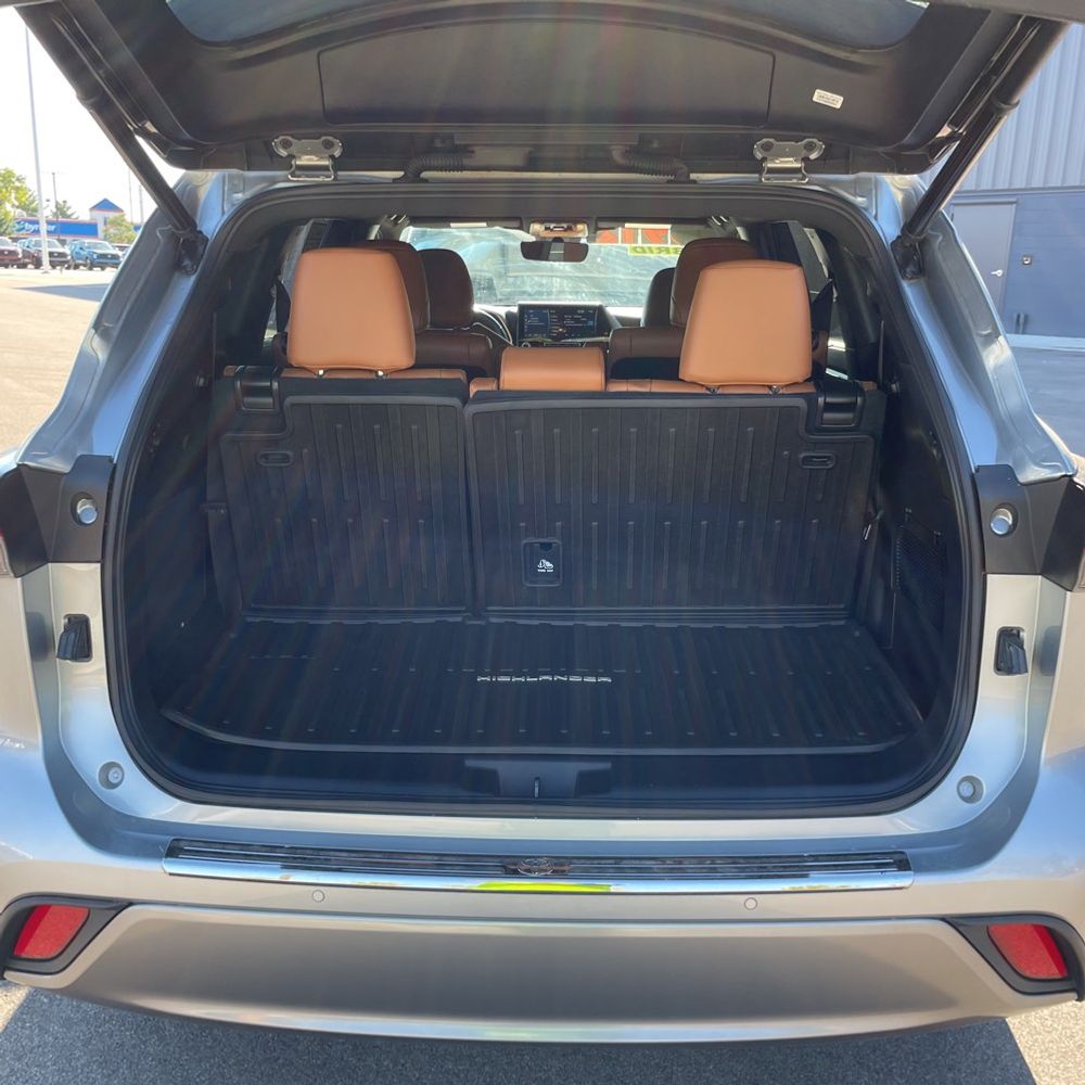 2022 Toyota Highlander Hybrid Platinum