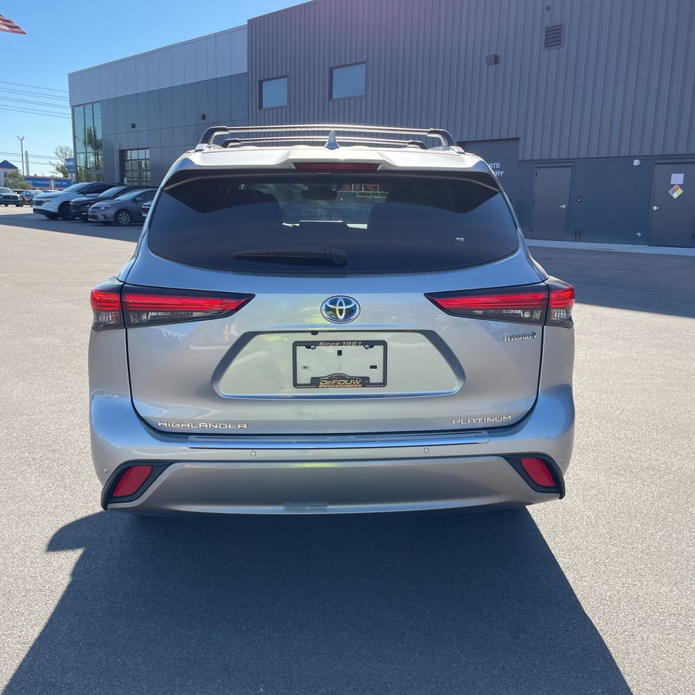 2022 Toyota Highlander Hybrid Platinum