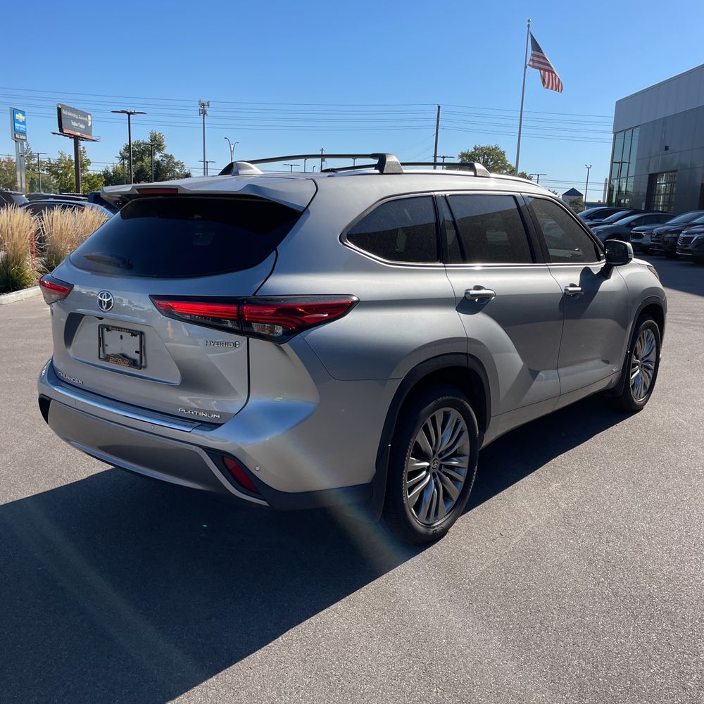 2022 Toyota Highlander Hybrid Platinum