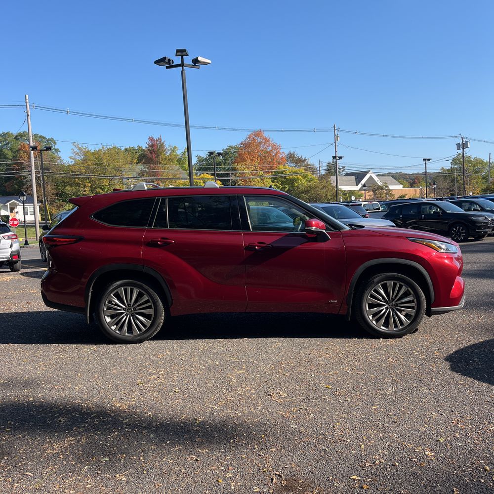 2023 Toyota Highlander Hybrid Platinum