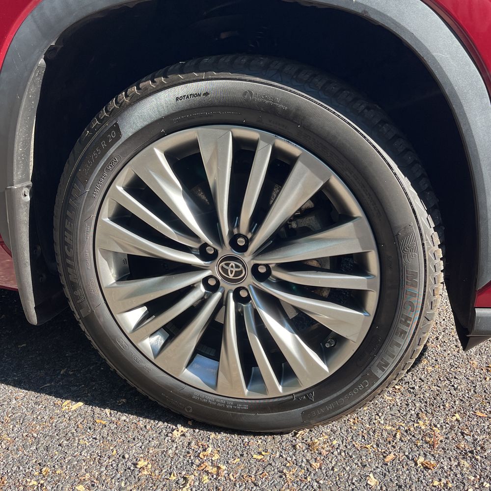 2023 Toyota Highlander Hybrid Platinum