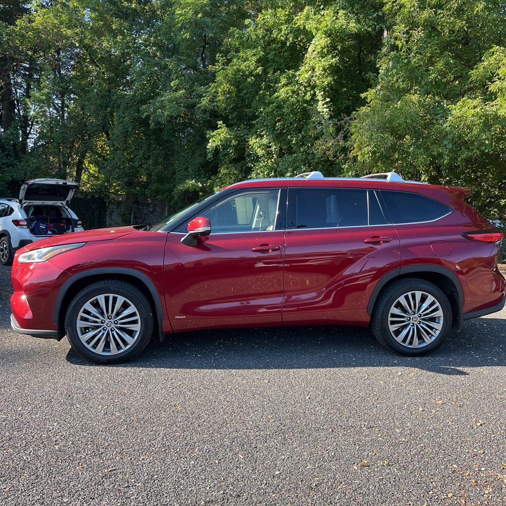 2023 Toyota Highlander Hybrid Platinum
