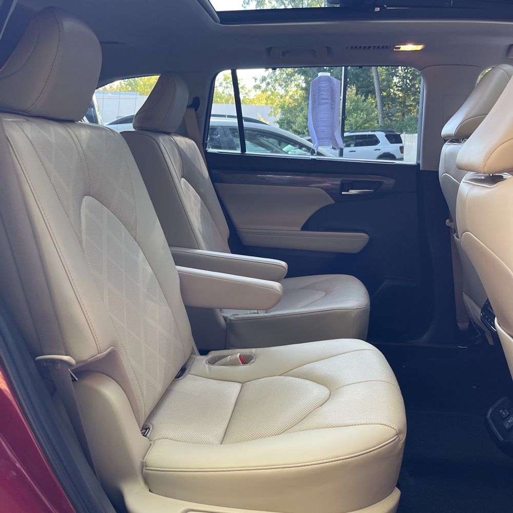 2023 Toyota Highlander Hybrid Platinum