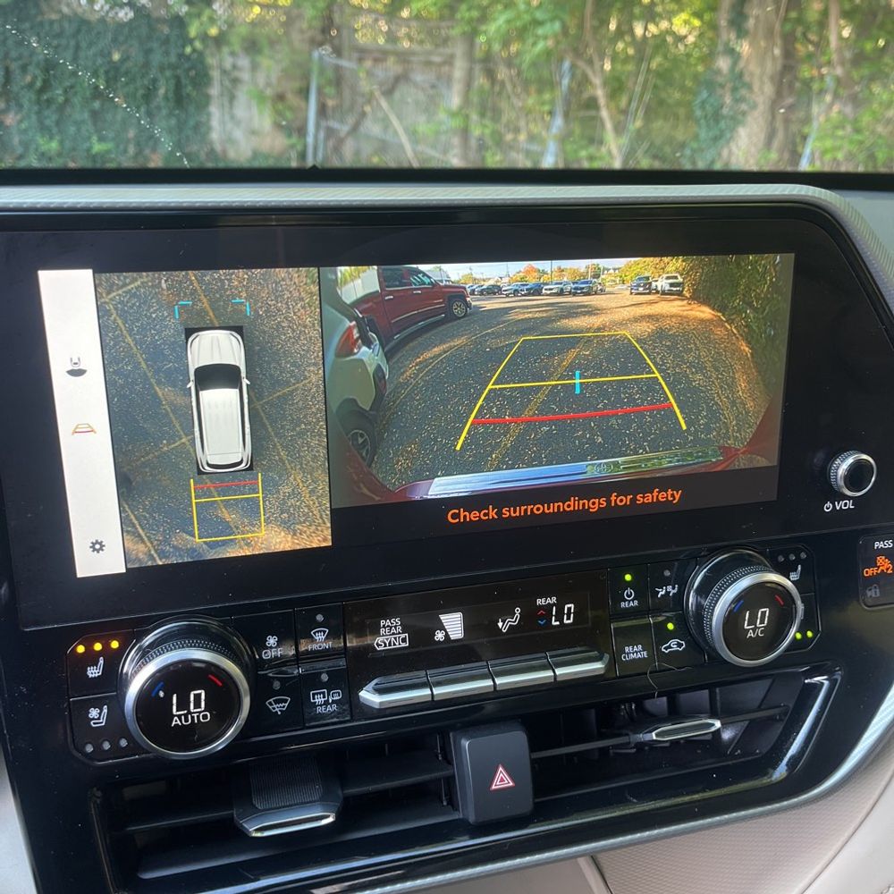 2023 Toyota Highlander Hybrid Platinum
