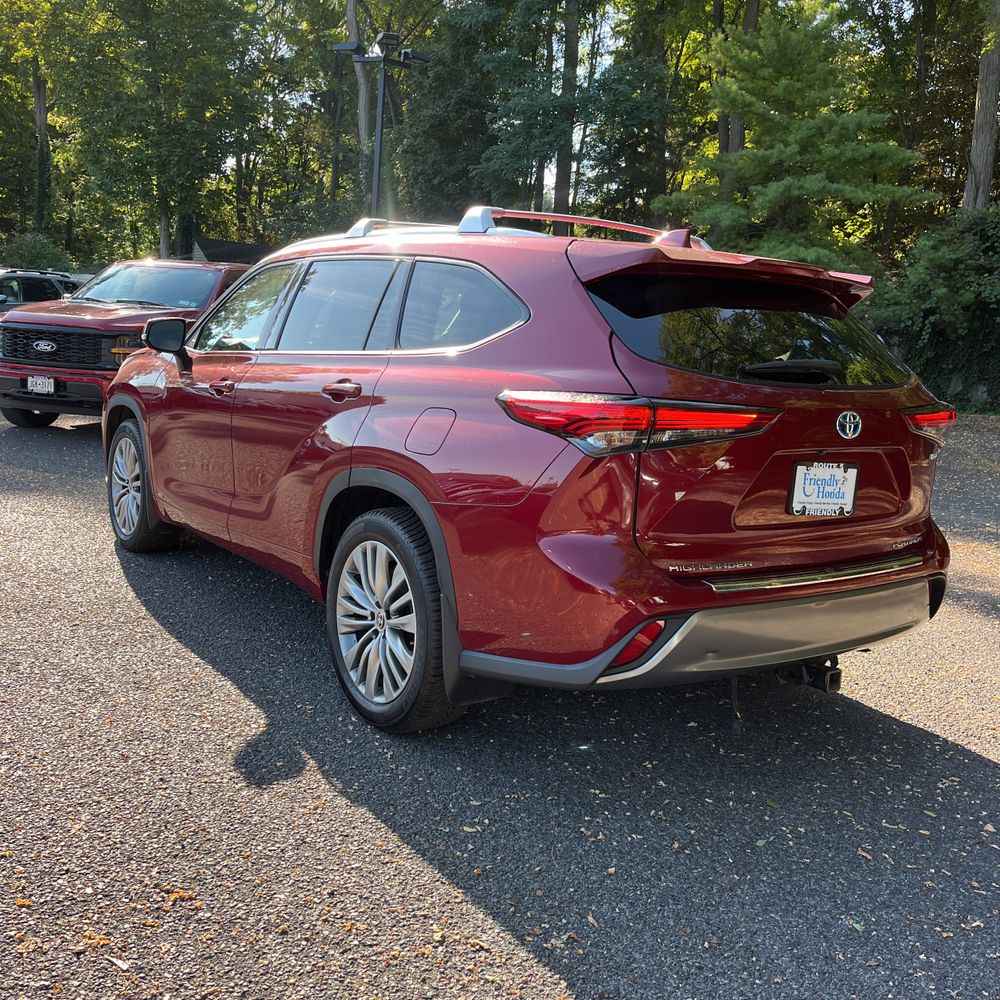 2023 Toyota Highlander Hybrid Platinum